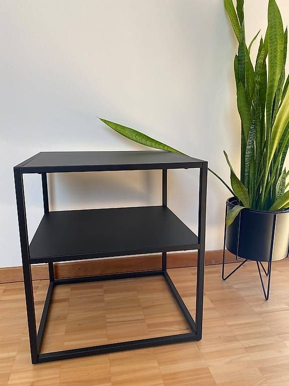 Comodini: Black metal bedside table with shelf – Nuovo e nell'imballaggio originale da Nyon venduto da ako_k6ln