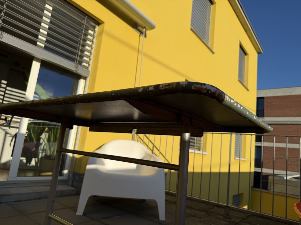 Set di tavolo e panche: Blechtisch mit 4 Stühlen – Usato da Zofingen venduto da Sammlerich 4