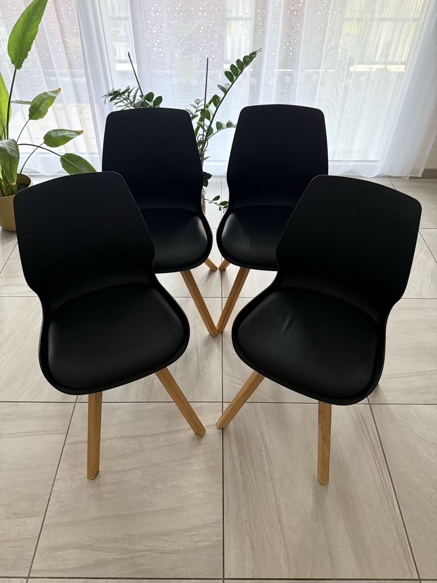 Jysk Tischset: Chaises salle à manger – Gebraucht aus Collombey von carlosgomes85