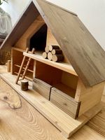 Holzstall mit Tieren 