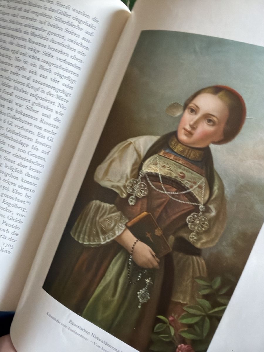 Livres: Trachtenbücher von Julie Heierle – D'occasion à Oeschgen par ann_8b99 5