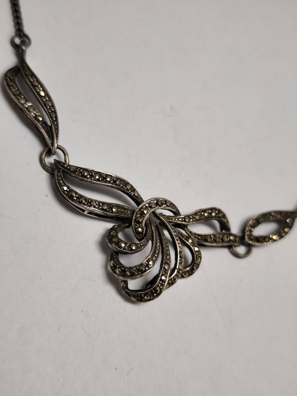 Catenine: Vintage Silber Collier mit Markasit Schleifen-Design #A8 – Usato da Châtelaine venduto da Tropic.Watch2 4