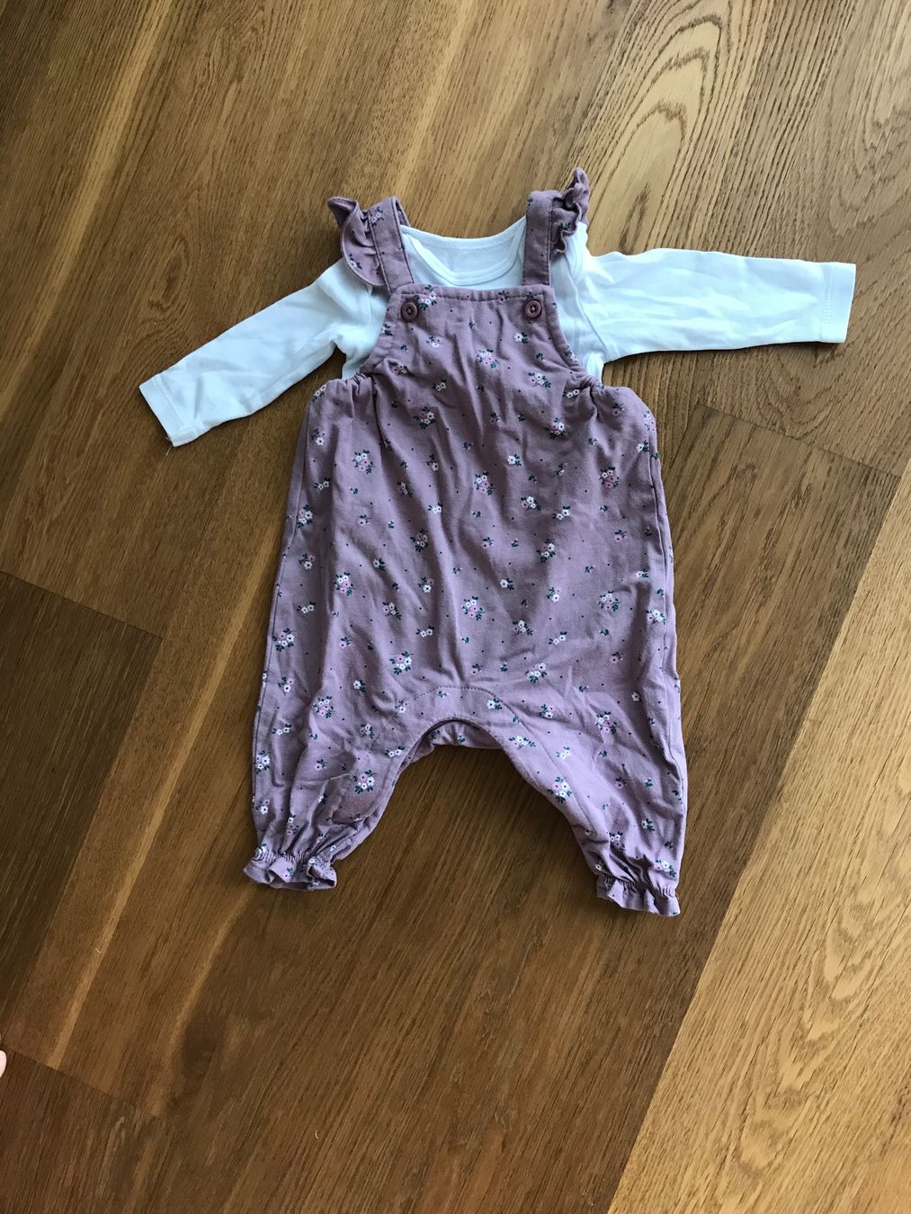Strampler: Strampler mit Body Blumenmuster Grösse 62 – Gebraucht aus Wollerau von Oriole83