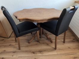 Nussbaum Tisch und zwei Stühle