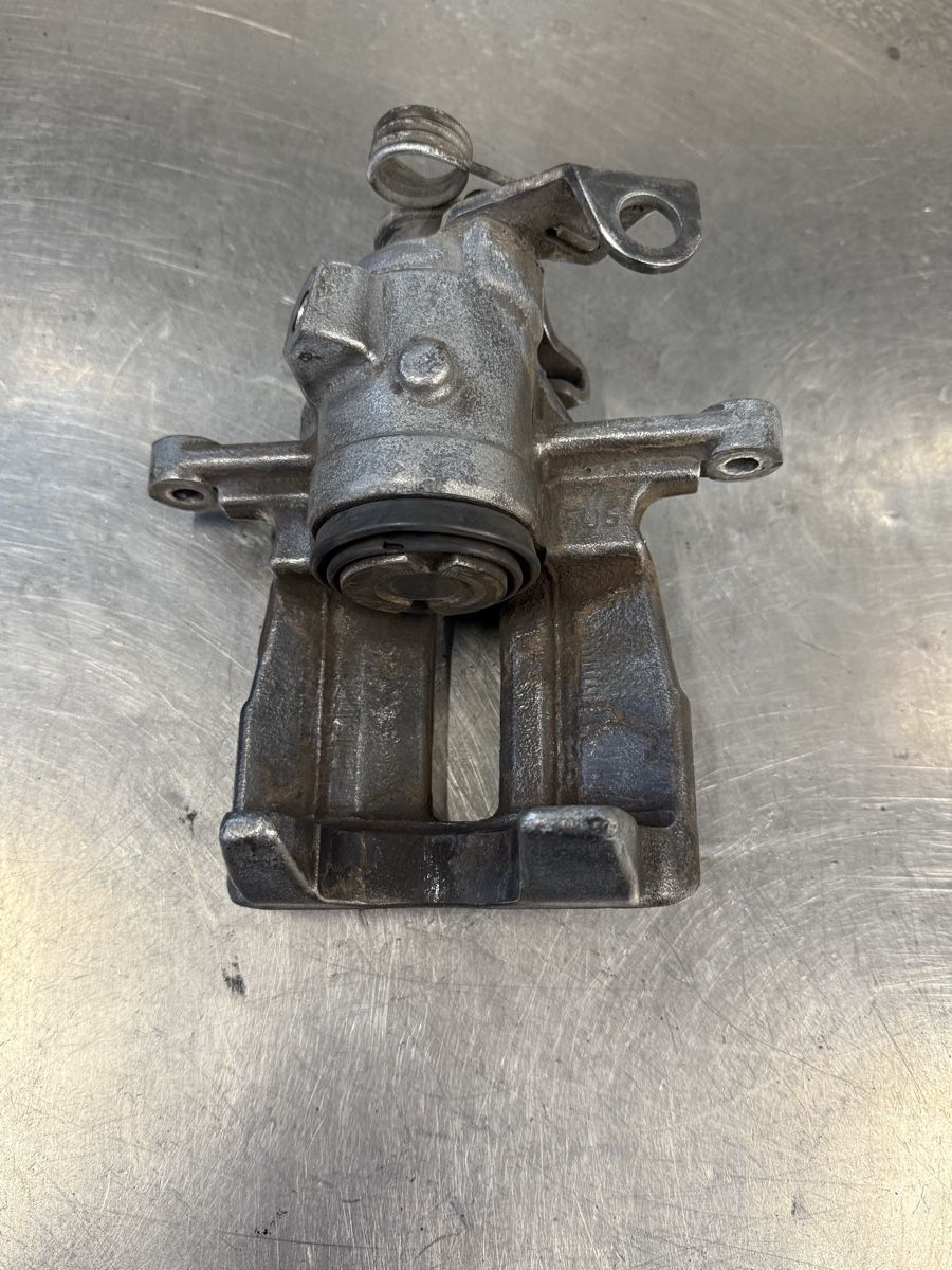 VW Tutti pezzi di ricambio auto: VW Original Bremssattel T5, T6 etc – Usato da Oberhofen Thun'see venduto da jdumont754 1