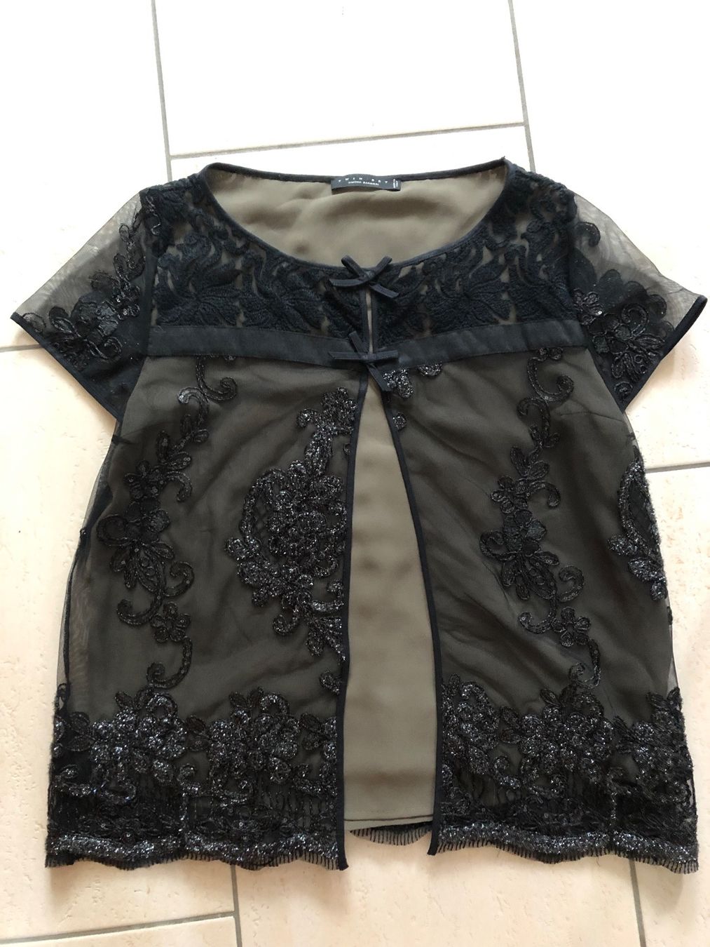 Twinset Camicette: Twinset Bluse mit Stickereien – Usato da Oetwil am See venduto da bor_71fi 1