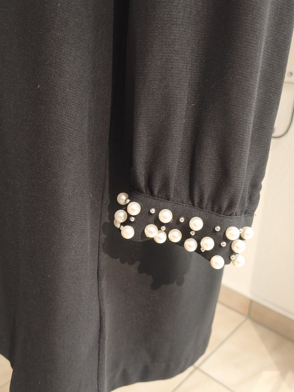 H&M Vestiti: Kleid schwarz Grösse 44 mit Perlenbesatz an den Aermeln – Usato da Emmetten venduto da SecondhandSiska 2