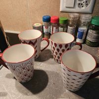 Lot de 4 Tasses Design avec Motifs Rouges - Parfait État