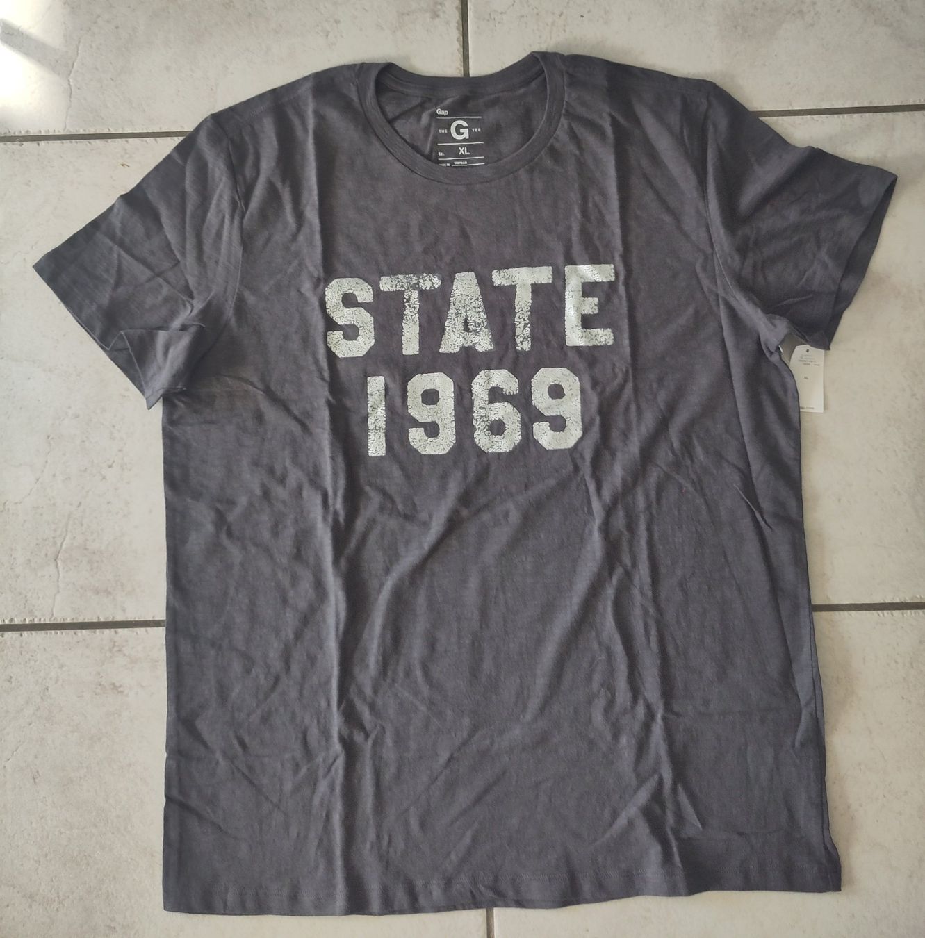 Gap T-Shirts: Neues GAP "State 1969" T-Shirt, XL, Anthrazit – Neu und originalverpackt aus Münchenwiler von