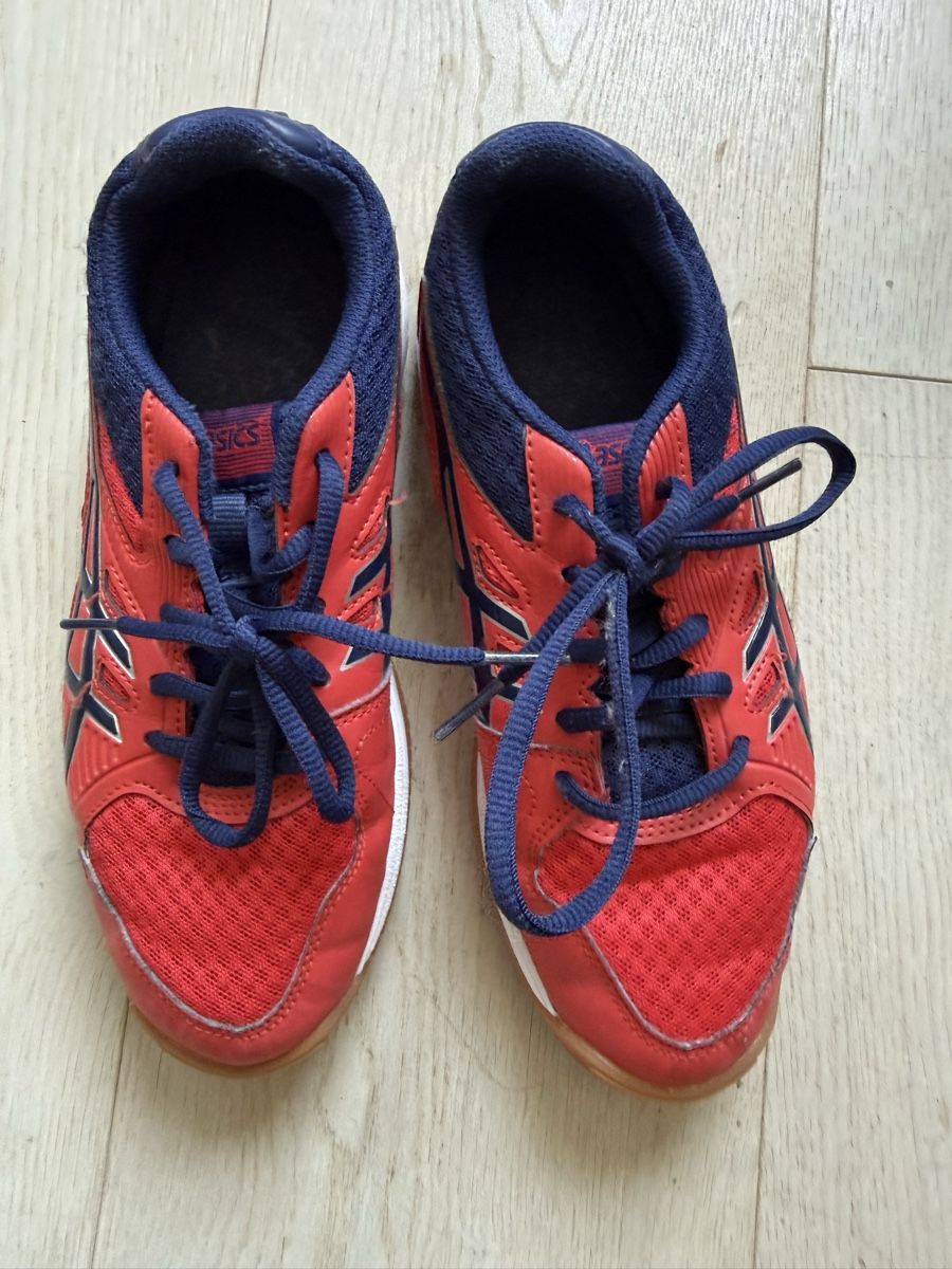 Asics Scarpe per ragazzi: Kinder Asics Turnschuhe, GR 37.5 – Usato da Unterägeri venduto da Lerchemeerenge