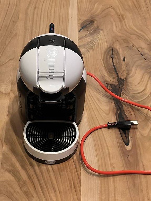 Macchine per caffè & Macchine per espresso: Nescafe Dolce Gusto mit gefülltem Kapselspender – Usato da Saas im Prättigau venduto da MiEnNirody