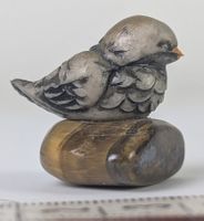 Handgeschnitzter Vogel auf Stein - Glücksbringer 🍀🐦‍⬛