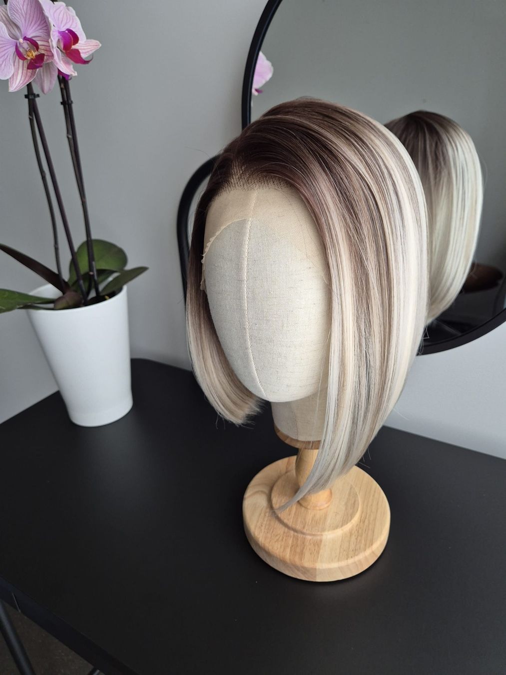 Parrucche: Neue Kunsthaar Perücke. New wig – Nuovo e nell'imballaggio originale da Zürich venduto da pla_tm9w 9