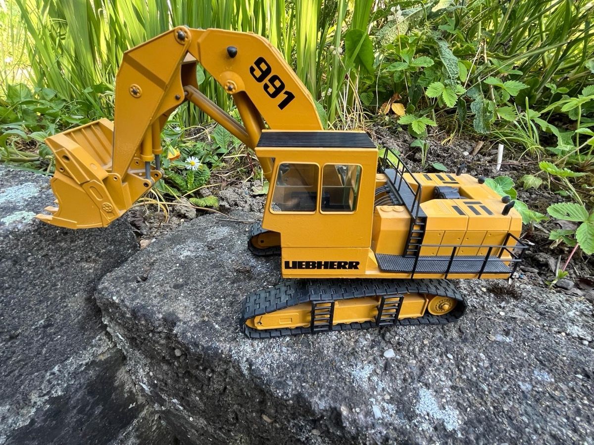 Liebherr Kit di modellismo & Modellini statici: Modell Liebherr 991 Raupenbagger – Usato da Arch venduto da UrsusC46