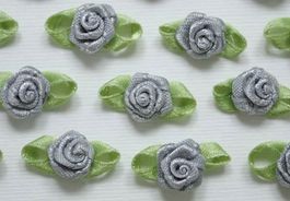 10 mini roses satin + feuilles GRIS