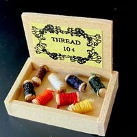 Fadenkistchen für die Puppenstube. Handarbeit/USA.  NP 7.00.