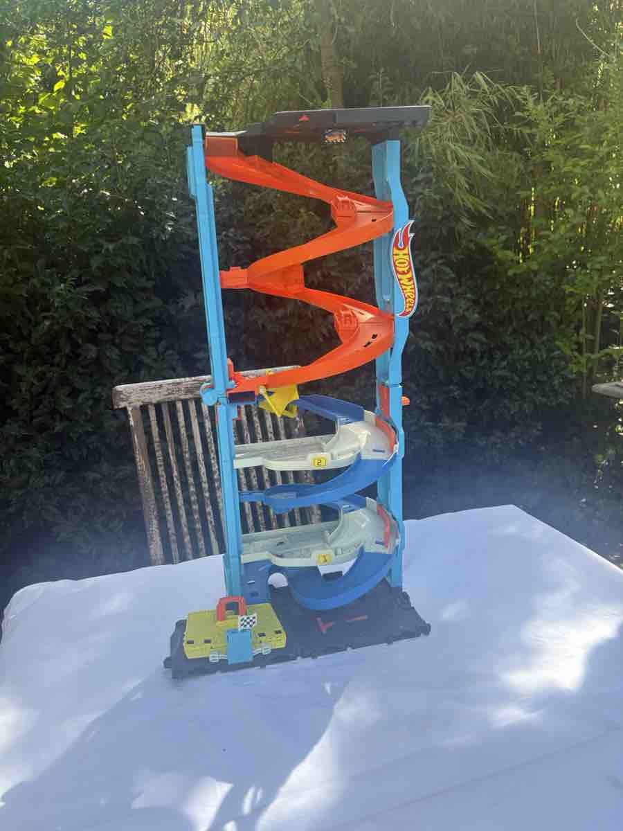 Hot Wheels Giocattoli: Hot Wheels City Car Tower – Usato da Zürich venduto da DealQueen2000