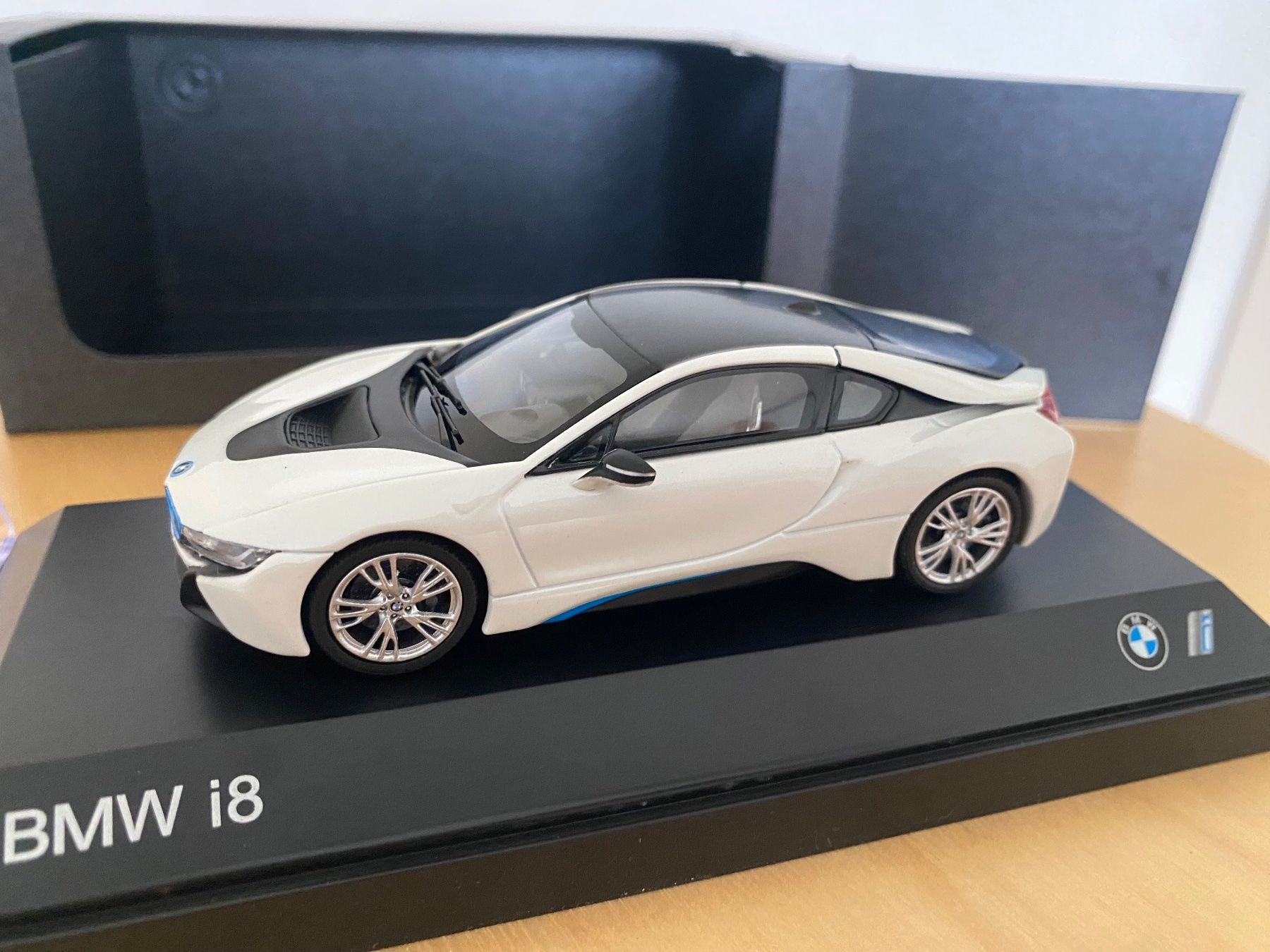 BMW Modellini d'auto: BMW i8 Modellauto 1:43 (Neu!) – Nuovo e nell'imballaggio originale da Unterseen venduto da ice_wc8z