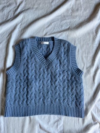 Strickweste blau Zopfmuster