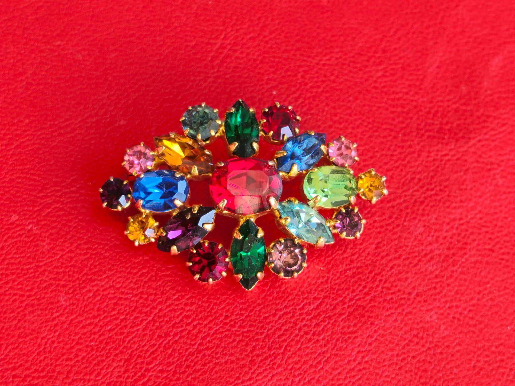 Broschen & Nadeln: Brosche mit Glassteinen Modeschmuck, fairer Versand – Gebraucht aus Zürich von Tanteemma369 1