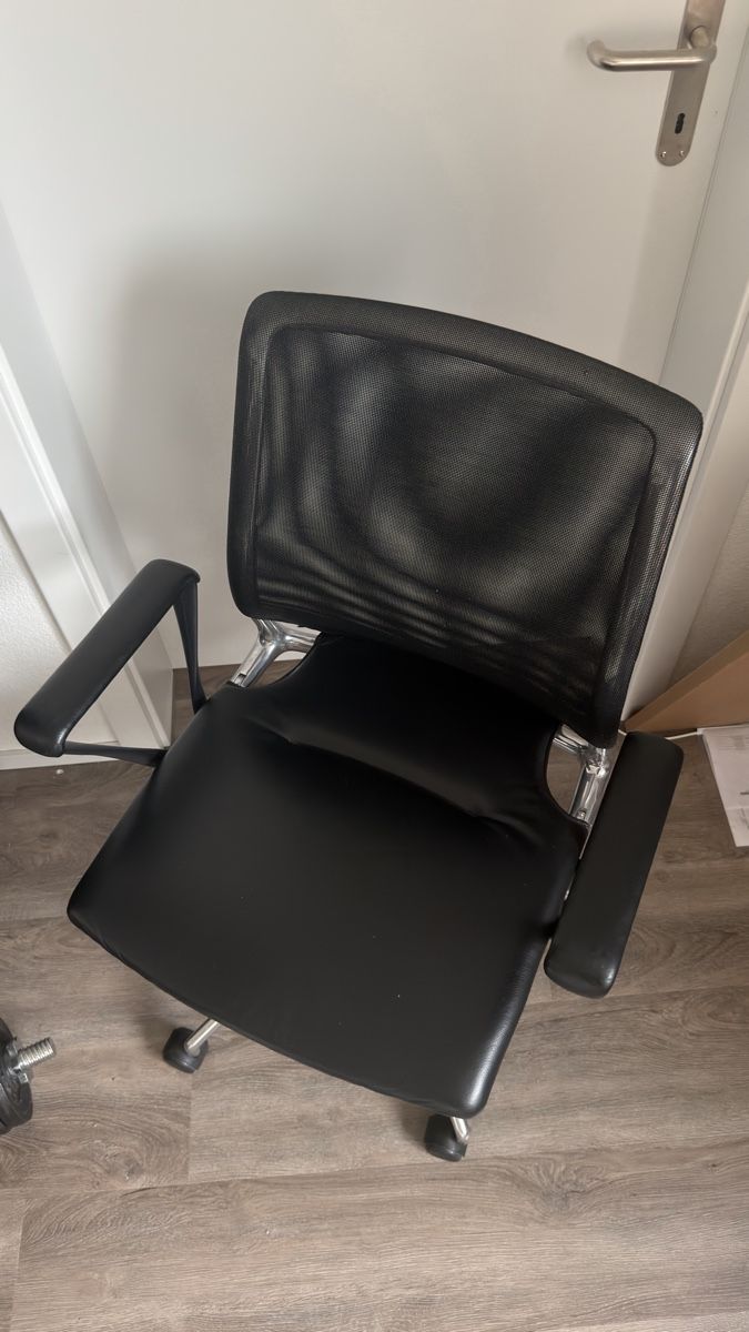 Vitra Sedie: Vitra Meda Chair Leder mit Rollen – Usato da Wolfwil venduto da Poulet60 1