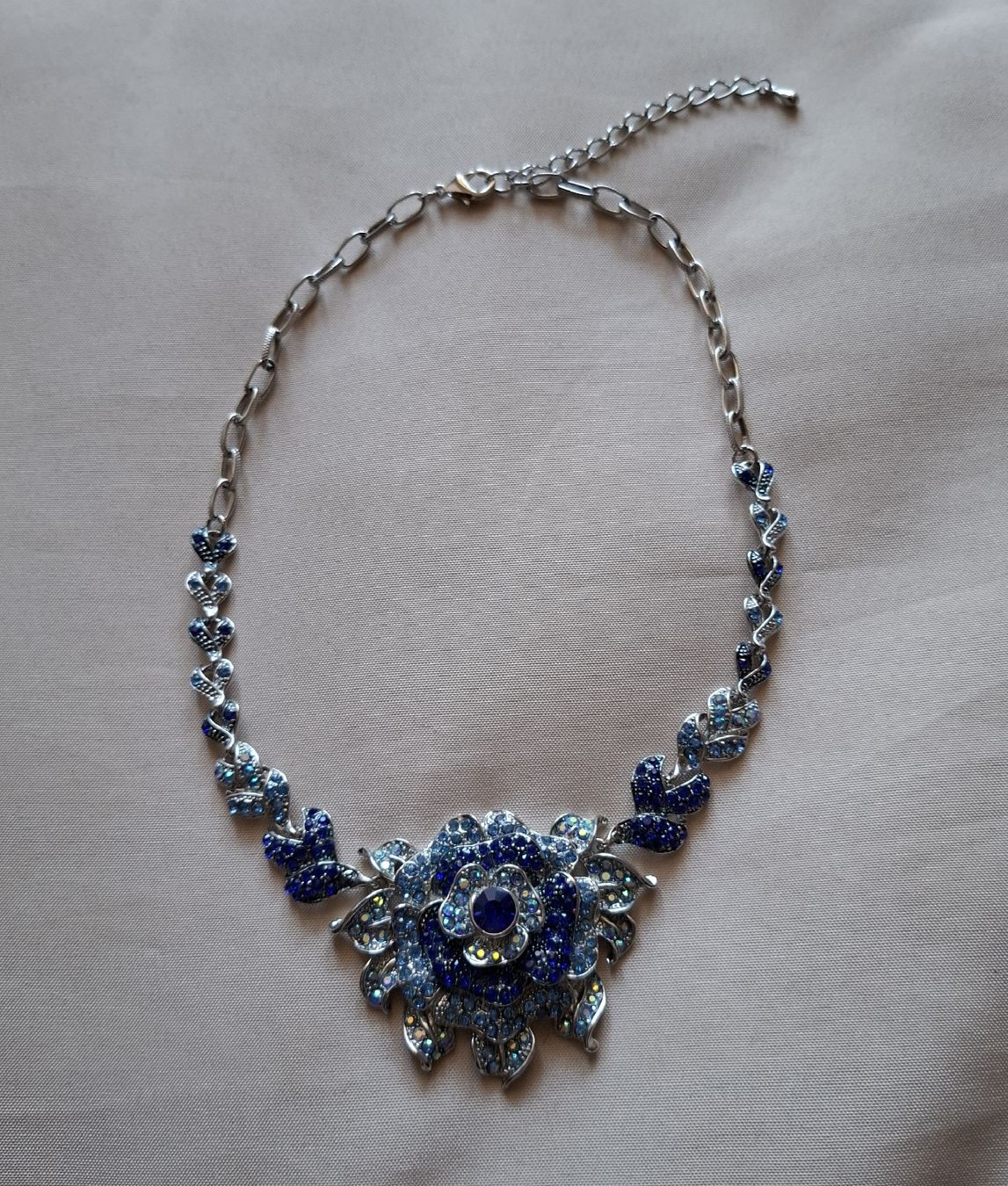 Catenine: Blaues Blumen-Collier mit vielen Strasssteinchen. – Usato da Dietikon venduto da Hirschkopf 9