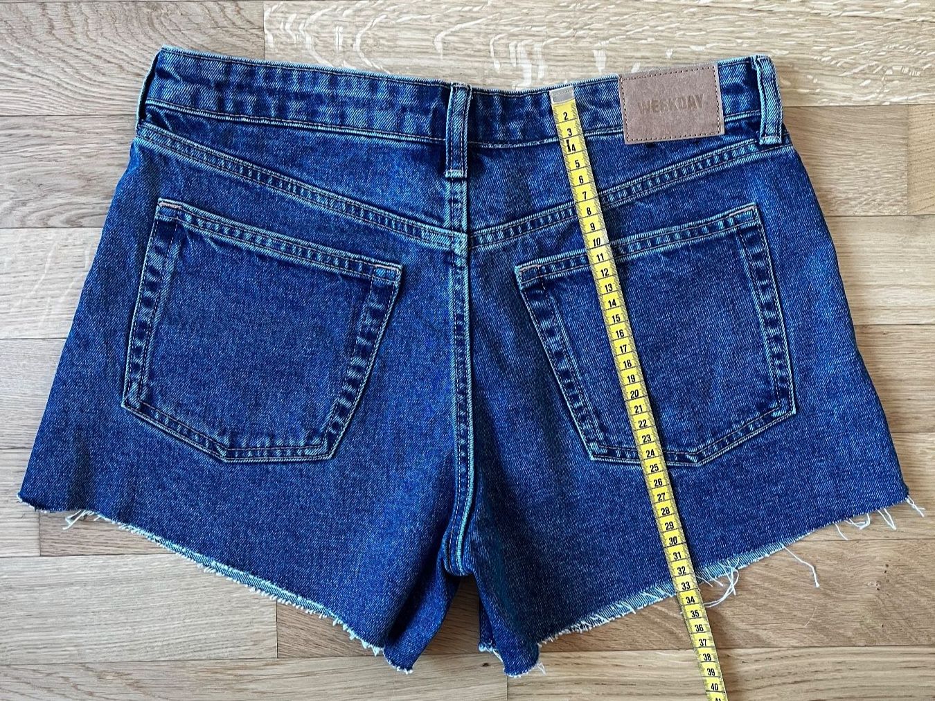 Weekday Jeans: Short en Jeans large – Nuovo (secondo la descrizione) da La Tour-de-Trême venduto da lol_85kj 1