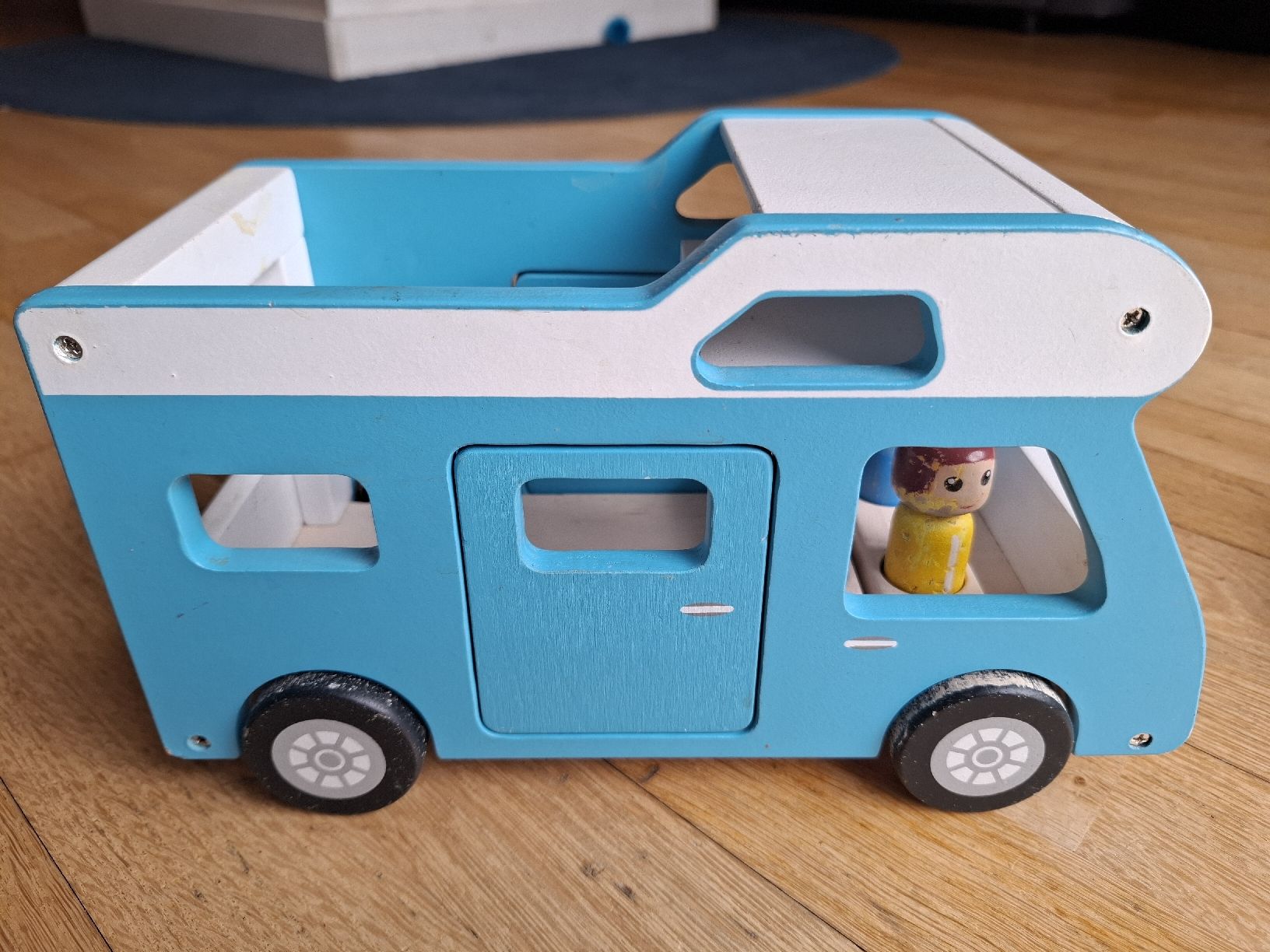Giocattoli: Holz Wohnmobil mit Tisch und Stühlen – Usato da Biel/Bienne venduto da AvasTheGreatest 2