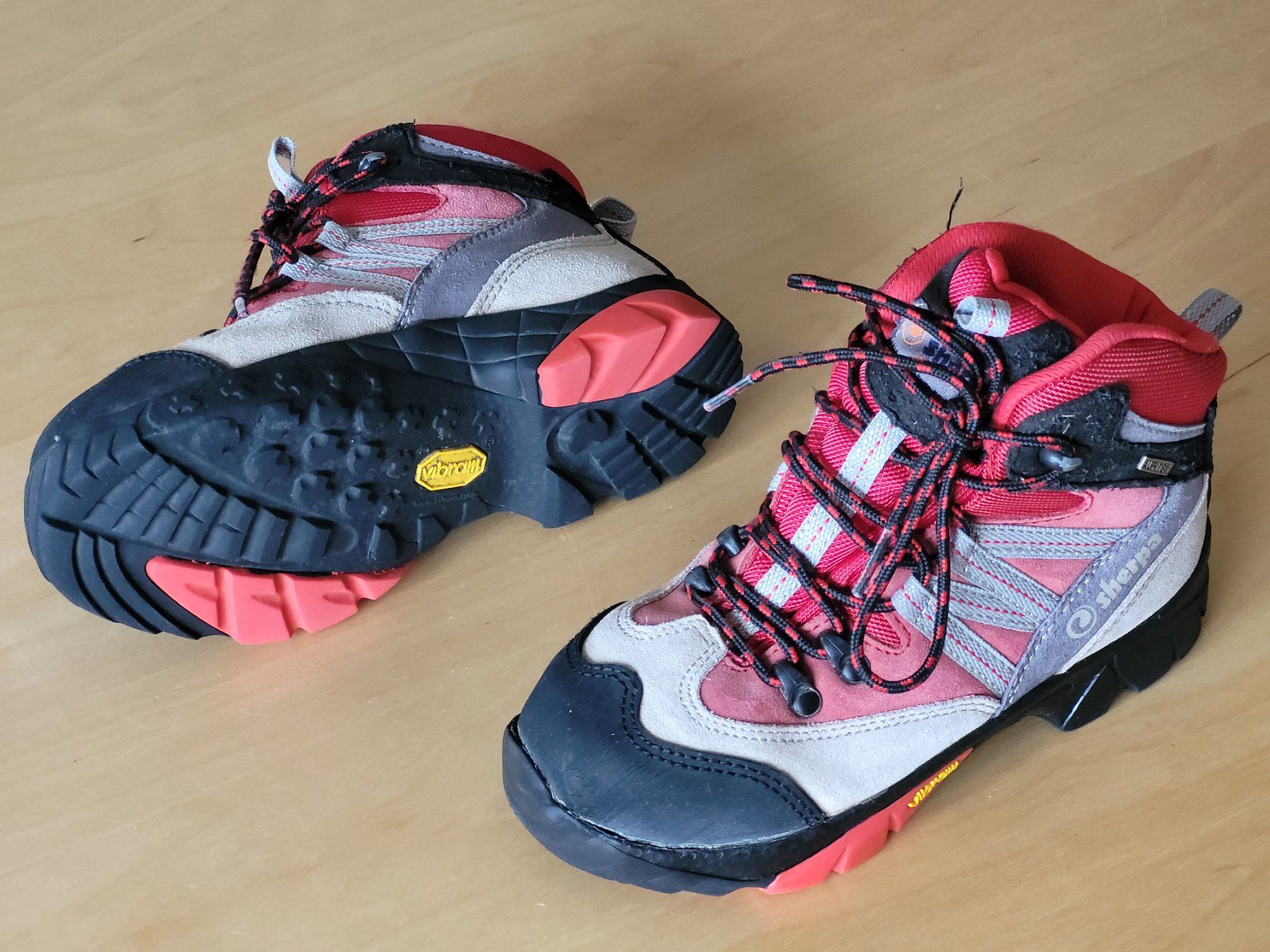 Sherpa Schuhe für Jungen: Sherpa Wanderschuhe grau-rot Grösse 33 mit Vibram-Sohle – Gebraucht aus Wiesendangen von samoalk