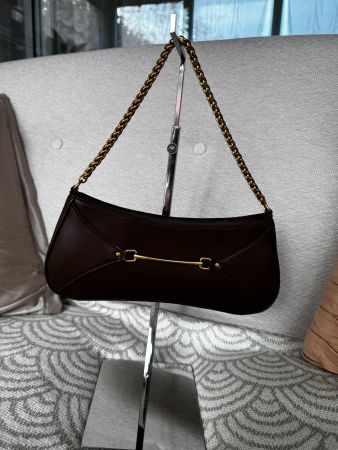 Dunkelbraune Handtasche mit goldenen Applikationen