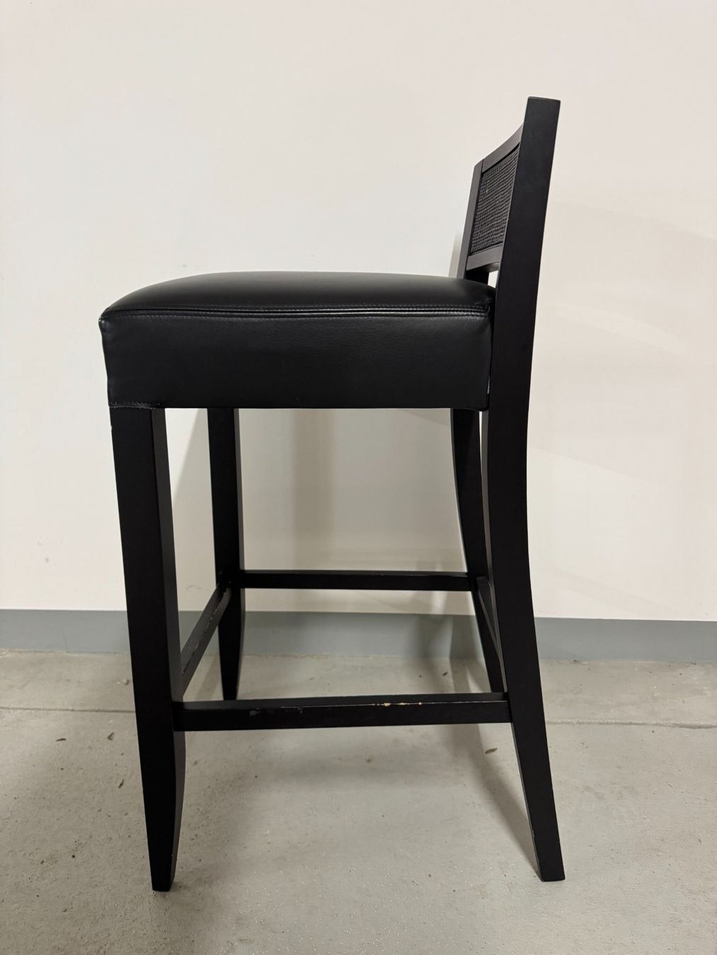 Hochstühle: elegant black bar stool – Gebraucht aus Gsteig b. Gstaad von Auctionly 2
