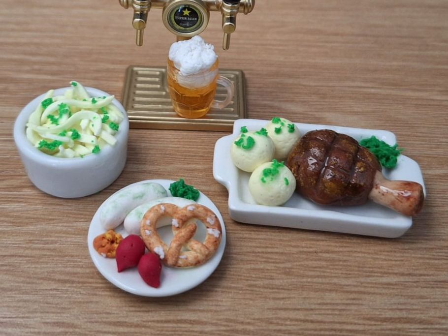 Case e mobili per bambole: Handmade Oktoberfest Essen Set, Schweinshaxe, Bier – Nuovo (secondo la descrizione) da Zürich venduto da HandmadeTinyFood 2