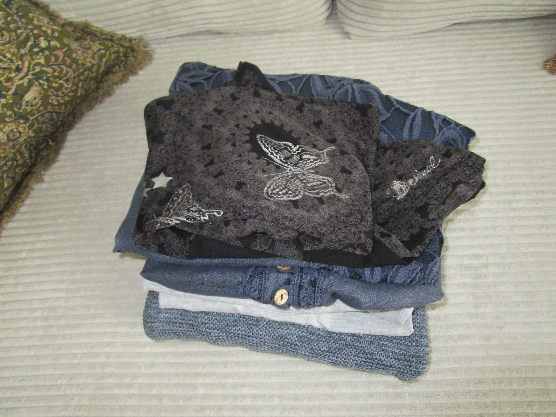 Lotti di vestiti: KLEIDERPÄKLI...GR.38..INKL.DESIGUAL – Usato da Scuol venduto da Luana..