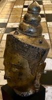 Grande tête de Bouddha en bronze patiné, socle en bois. 53cm