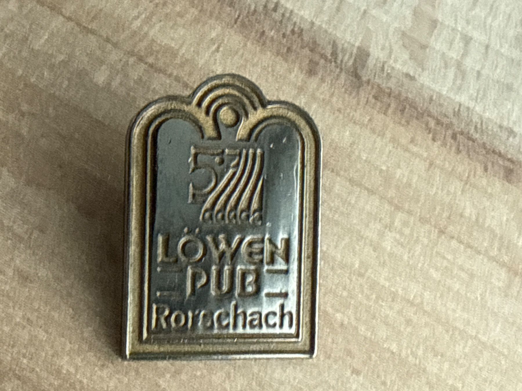 Plaquettes & Badges: Pin LÖWEN PUB Rorschach – D'occasion à Glattbrugg par Schweigmatt