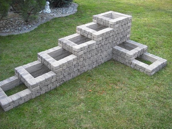 Figuren: Beton Bau-Stein mit Holzimitation – Neu (gemäss Beschreibung) aus Herbetswil von AHA-Garten 2