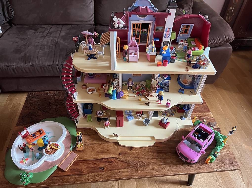 Giocattoli: PLAYMOBIL Haus mit Auto & Pool – Usato da Mellingen venduto da BB2005
