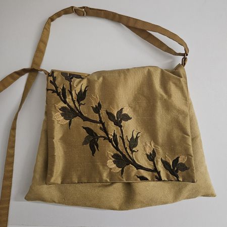 Petit sac à bandoulière en tissu doré