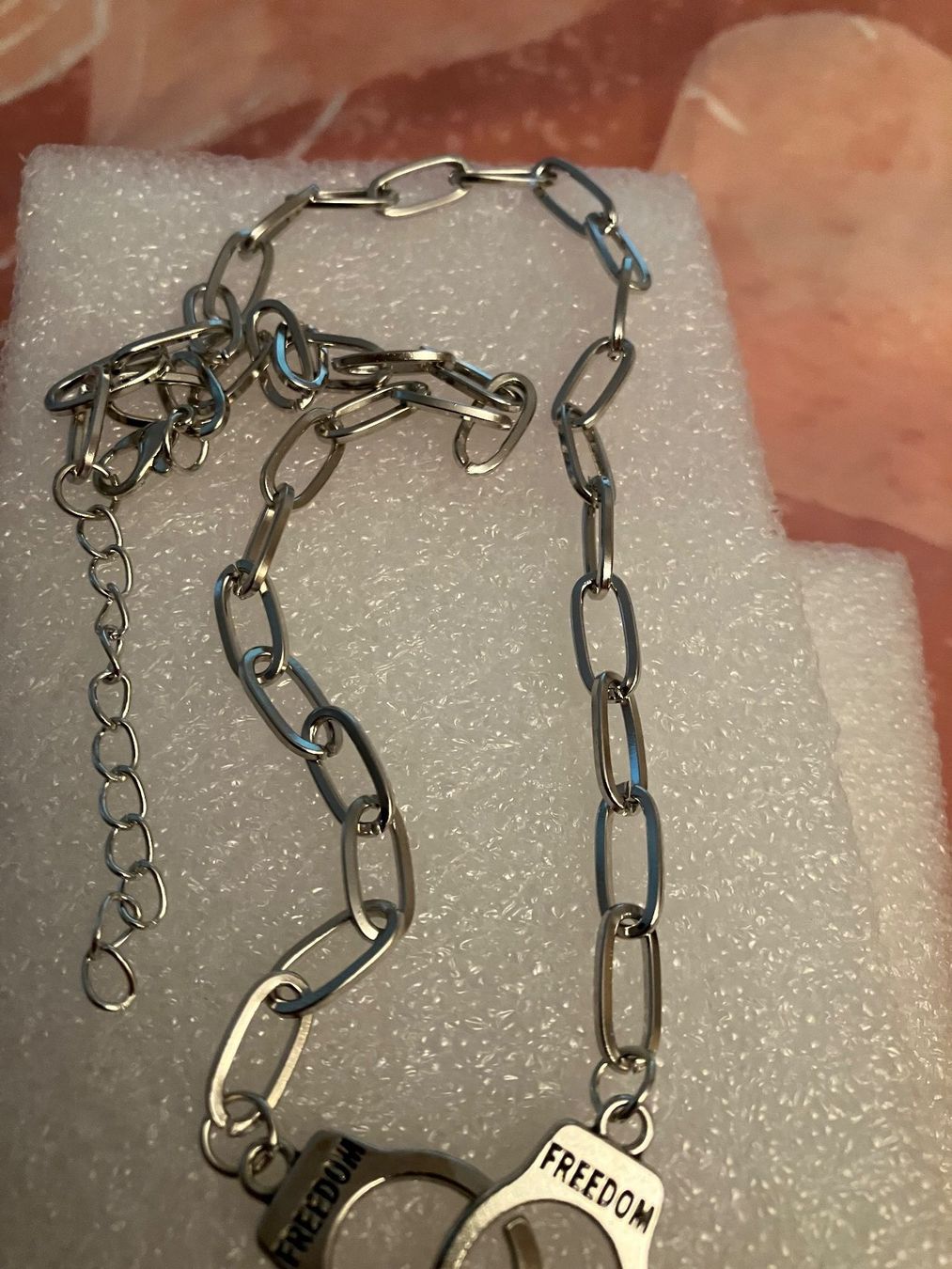 Catenine: Silberfarbene Gliederkette mit 2 Handschellen "freedom" neu – Nuovo (secondo la descrizione) da Affoltern am Albis venduto da Dlotti 1