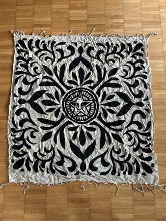 Obey Schal mit coolem Muster