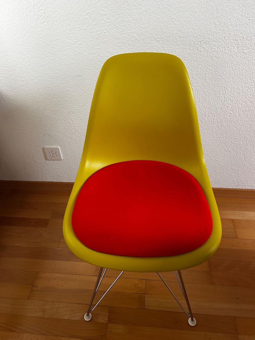 Vitra Sedie: Verkauft werden 8 Vitra Stuehle im Eames Stil – Usato da Männedorf venduto da din_9b25 4