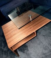 Tisch mit Glas/Nussbaum und Fach