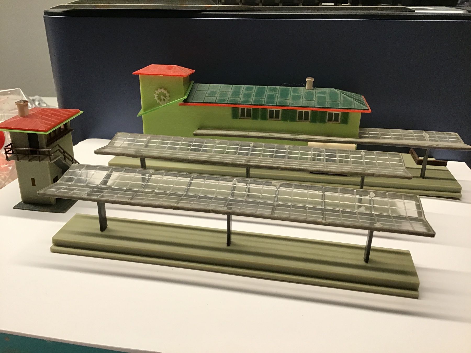 Faller Modellini di ferrovie: Bahnhof mit Stellwerk, Spur N FALLER – Usato da Männedorf venduto da Modellbau-wyss