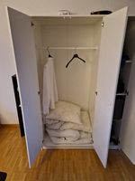 Geräumiger Schrank mit Fächern
