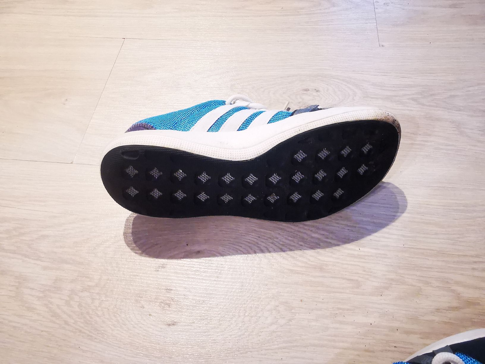 Adidas Chaussures femmes: Schuhe Adidas Grösse 37 1/3 – D'occasion à Süderen par Zauberwuerfel 1