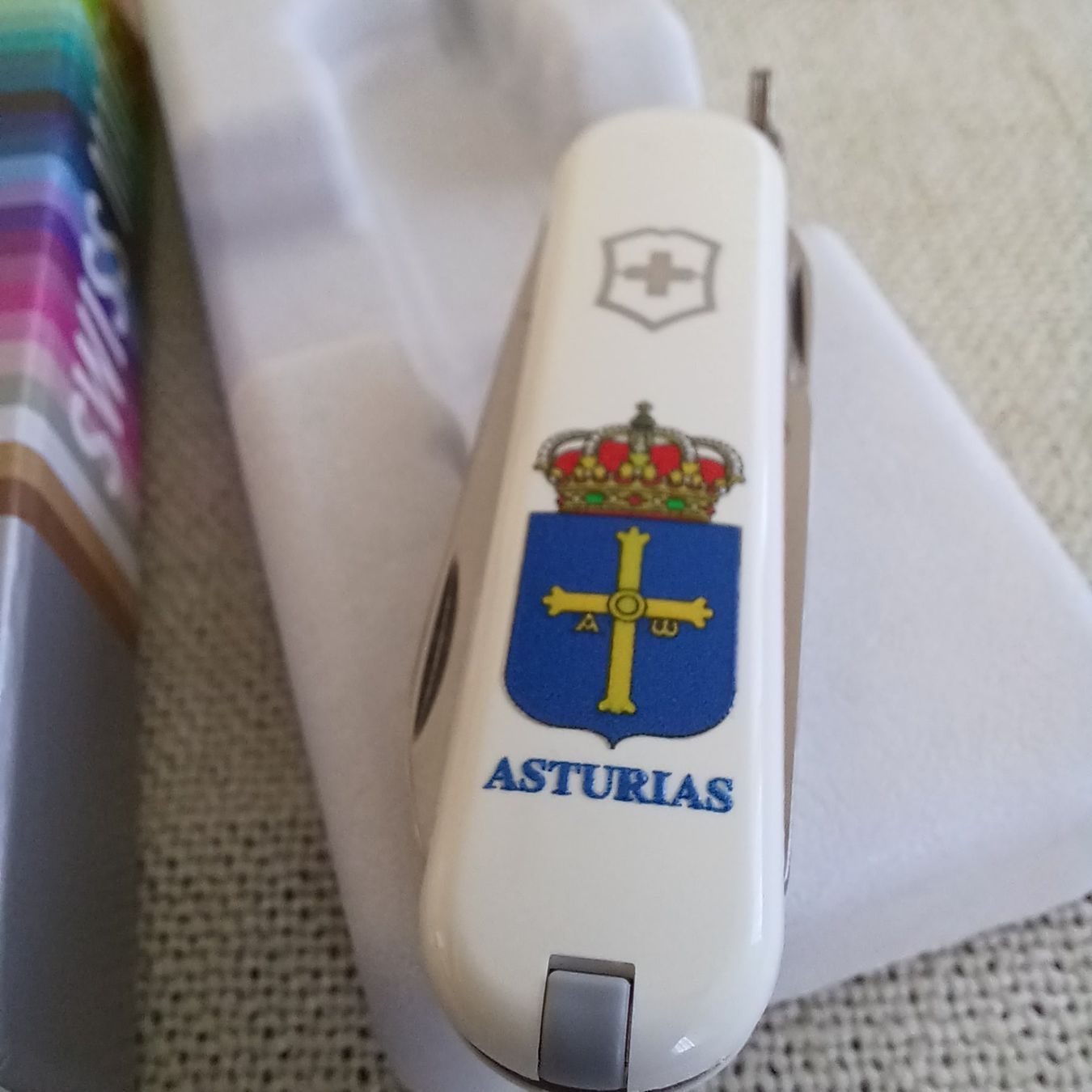 Victorinox Taschenmesser: Victorinox Classic Asturias Blanco 3D Spez. Edt. – Neu und originalverpackt aus Balgach von VicAlox 2