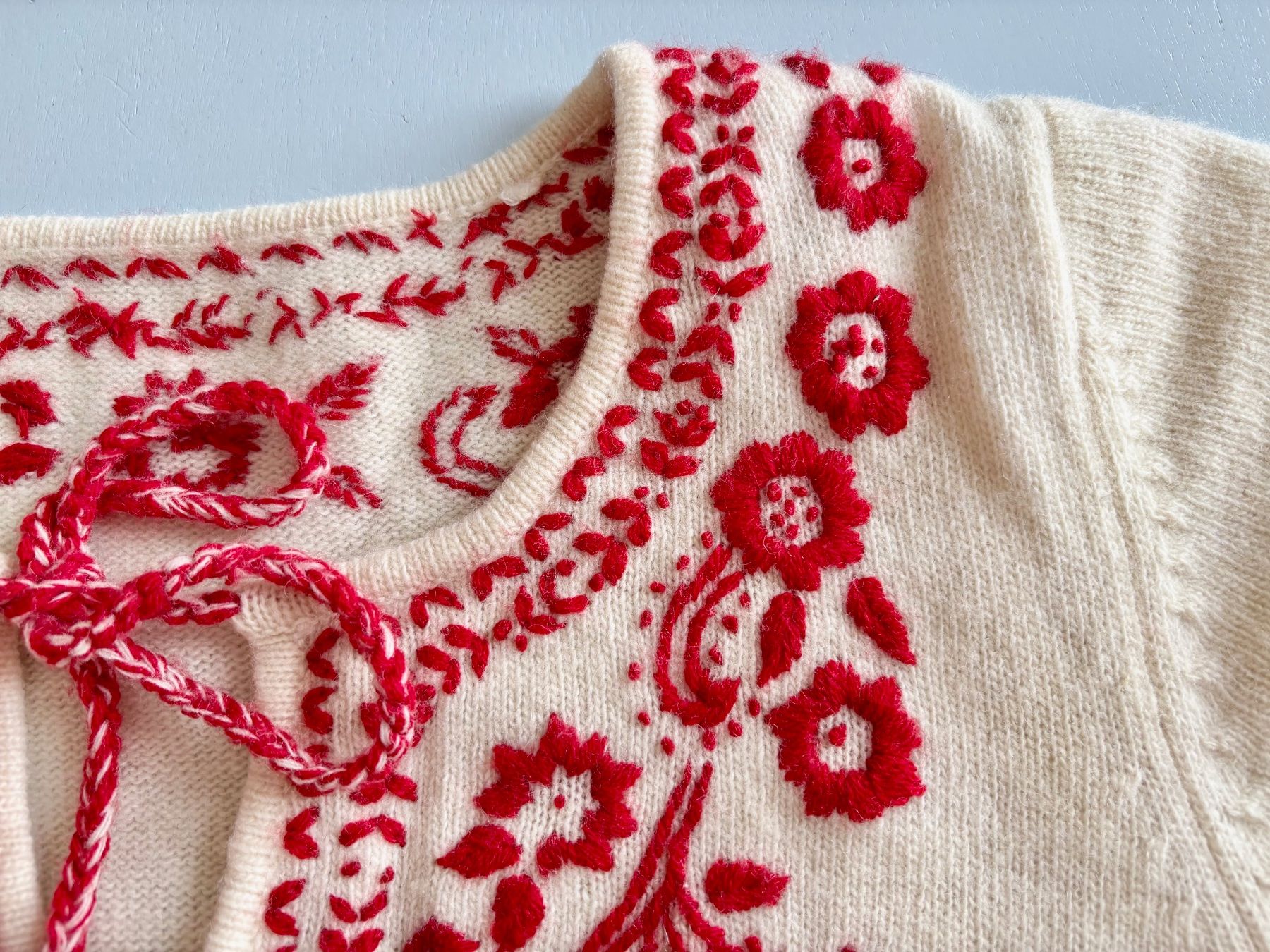 Maglioni & Felpe: Kurzarmpullover Wolle bestickt – Usato da Luzern venduto da Versuchende 1