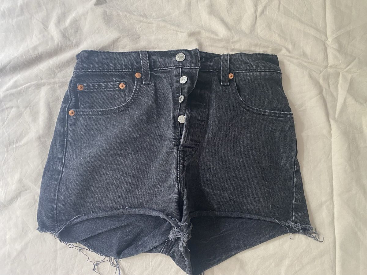 Levi's Jeans: Schwarze Levi's Shorts – D'occasion à Widen par juinl