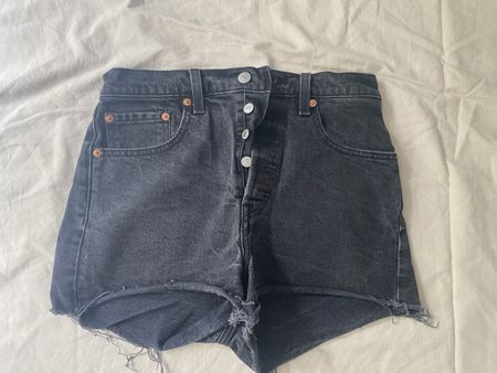 Schwarze Levi's Shorts