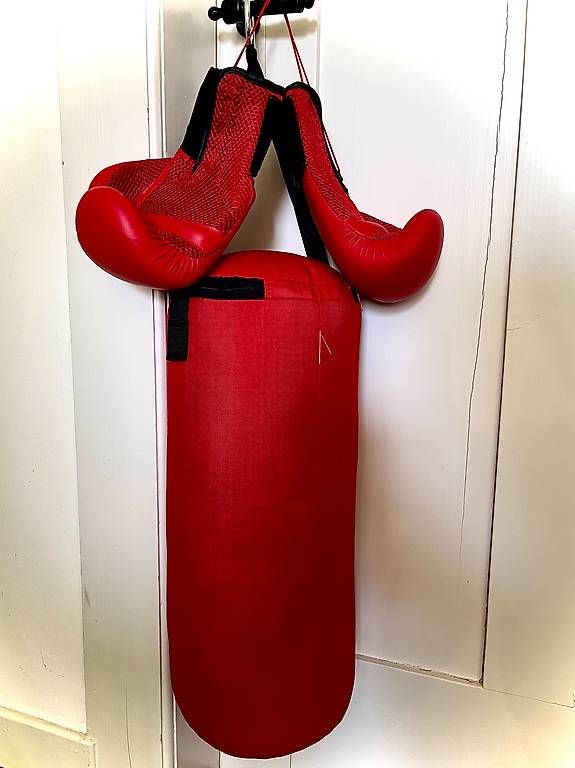 Boxsäcke: Outshock Boxsack mit Boxhandschuhen in Kindergrösse – Gebraucht aus Frauenfeld von michelle83 2